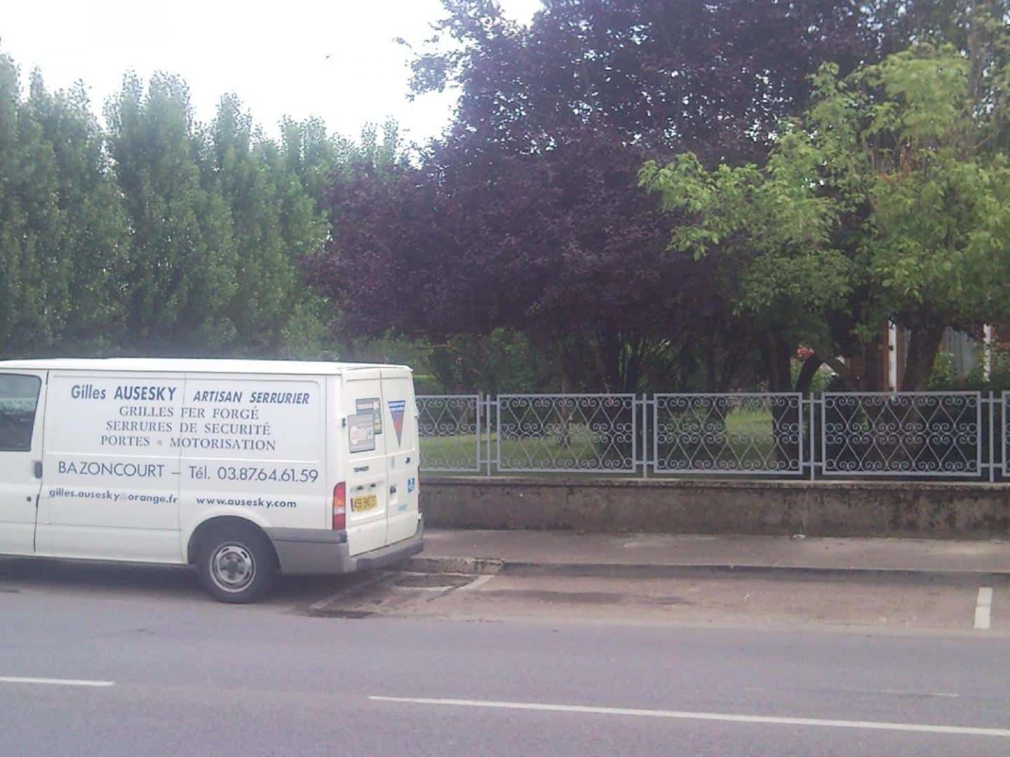 photo ou l'on voit l'arrière du camion de l'entreprise AUSESKY 